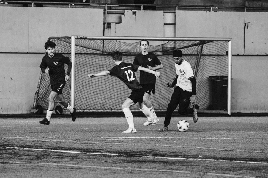 en gruppe menn som spiller fotball