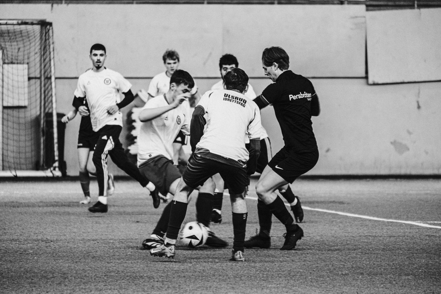 en gruppe menn som spiller fotball