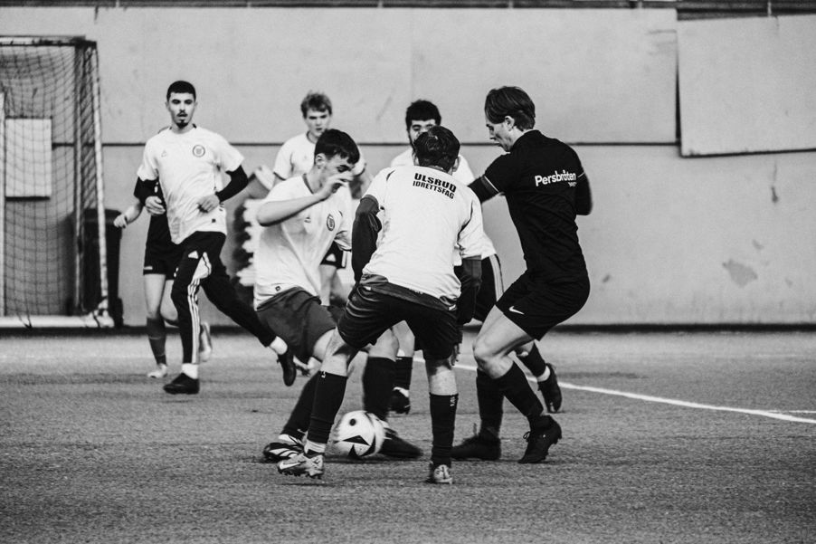 en gruppe menn som spiller fotball