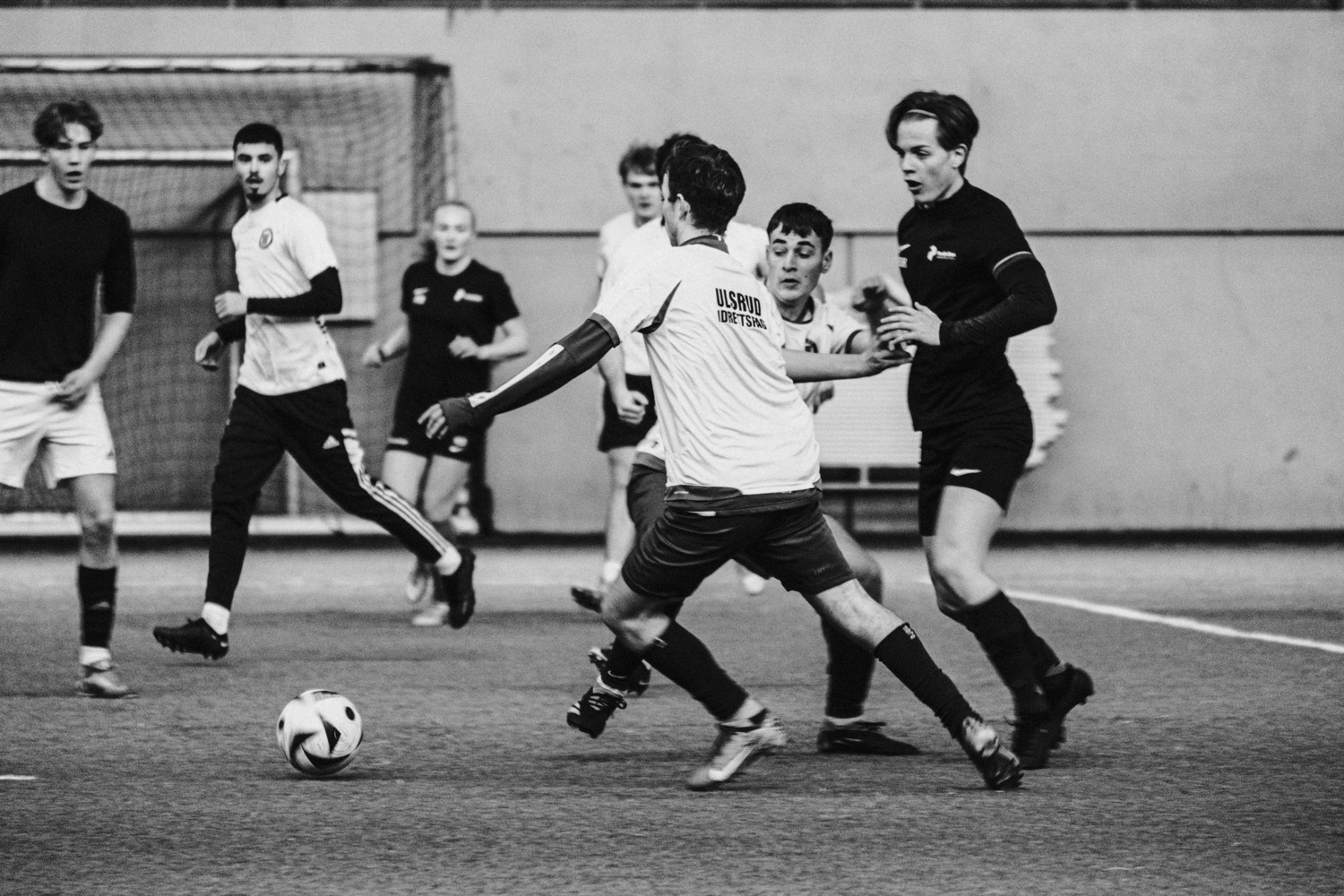 en gruppe menn som spiller fotball