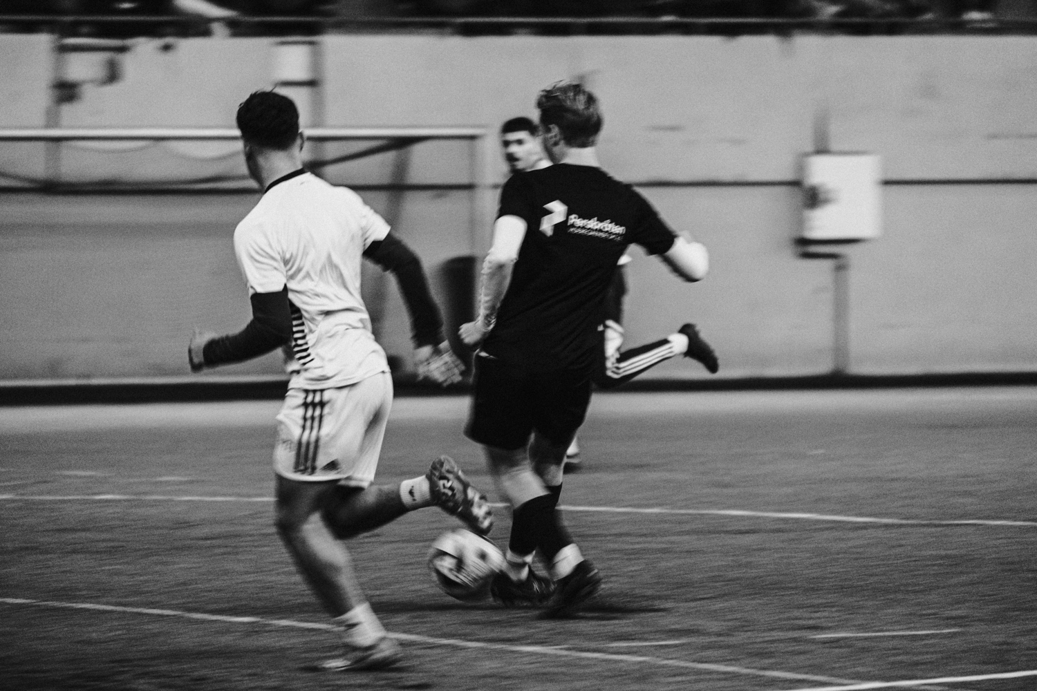 en gruppe menn som spiller fotball