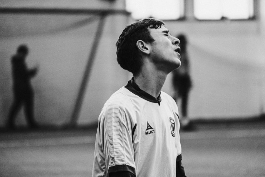 en person i hvit skjorte