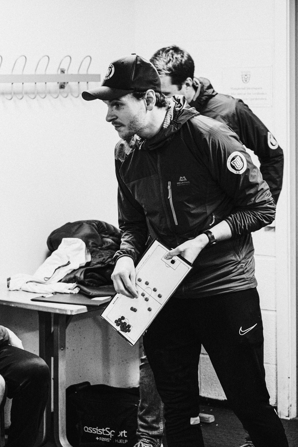 en politiperson som ser på et papir