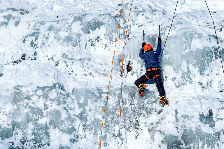 en person som klatrer på et fjell