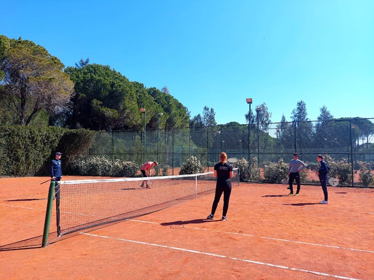 Elever og lærere spiller tennis