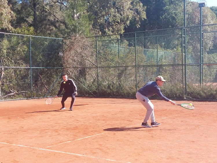 Elever spiller tennis