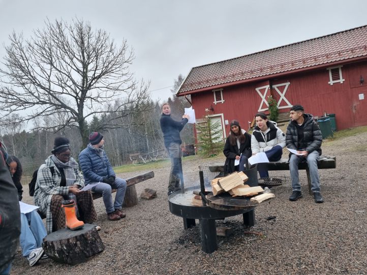 Elever og lærere på gårdstunet til Sørli gård