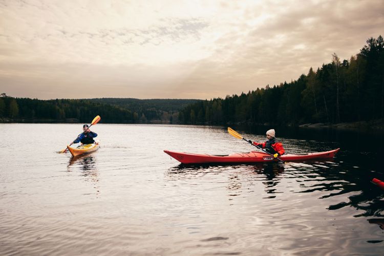 Lærer og elev i kajakker på Nøklevann