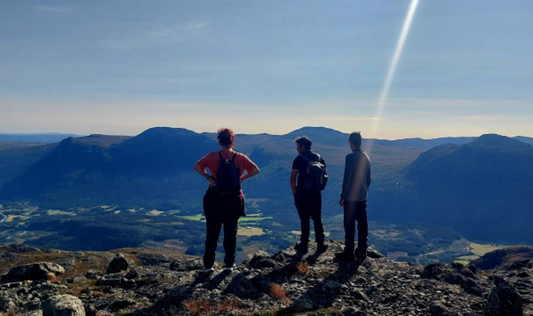 Elever nyter utsikten fra fjellet