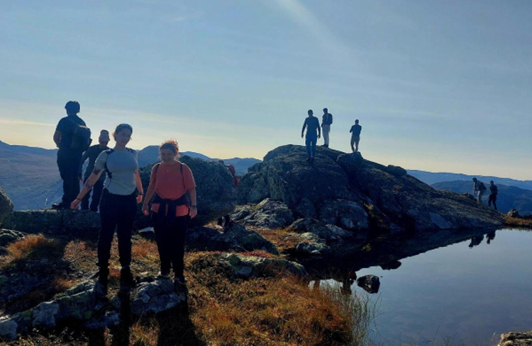 Elever på en fjelltopp