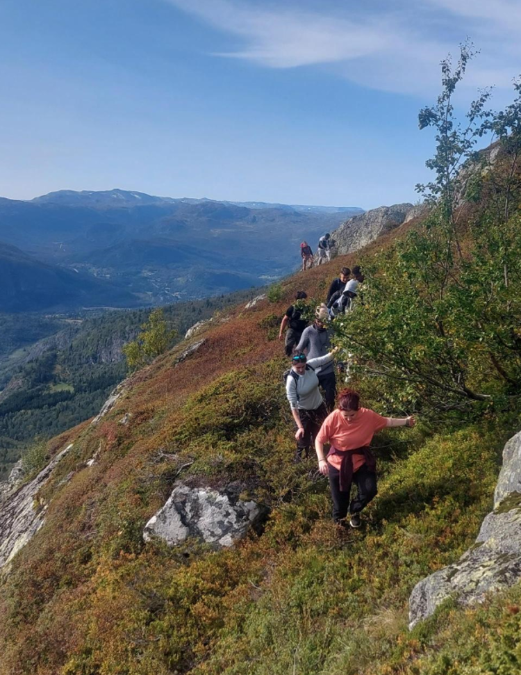 Elever i bratt fjellterreng