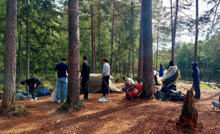 Elever som rydder teltleiren