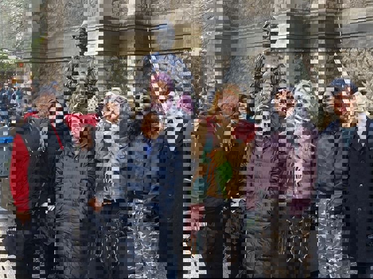 Engelsk 2-gruppen foran statuen av Molly Malone