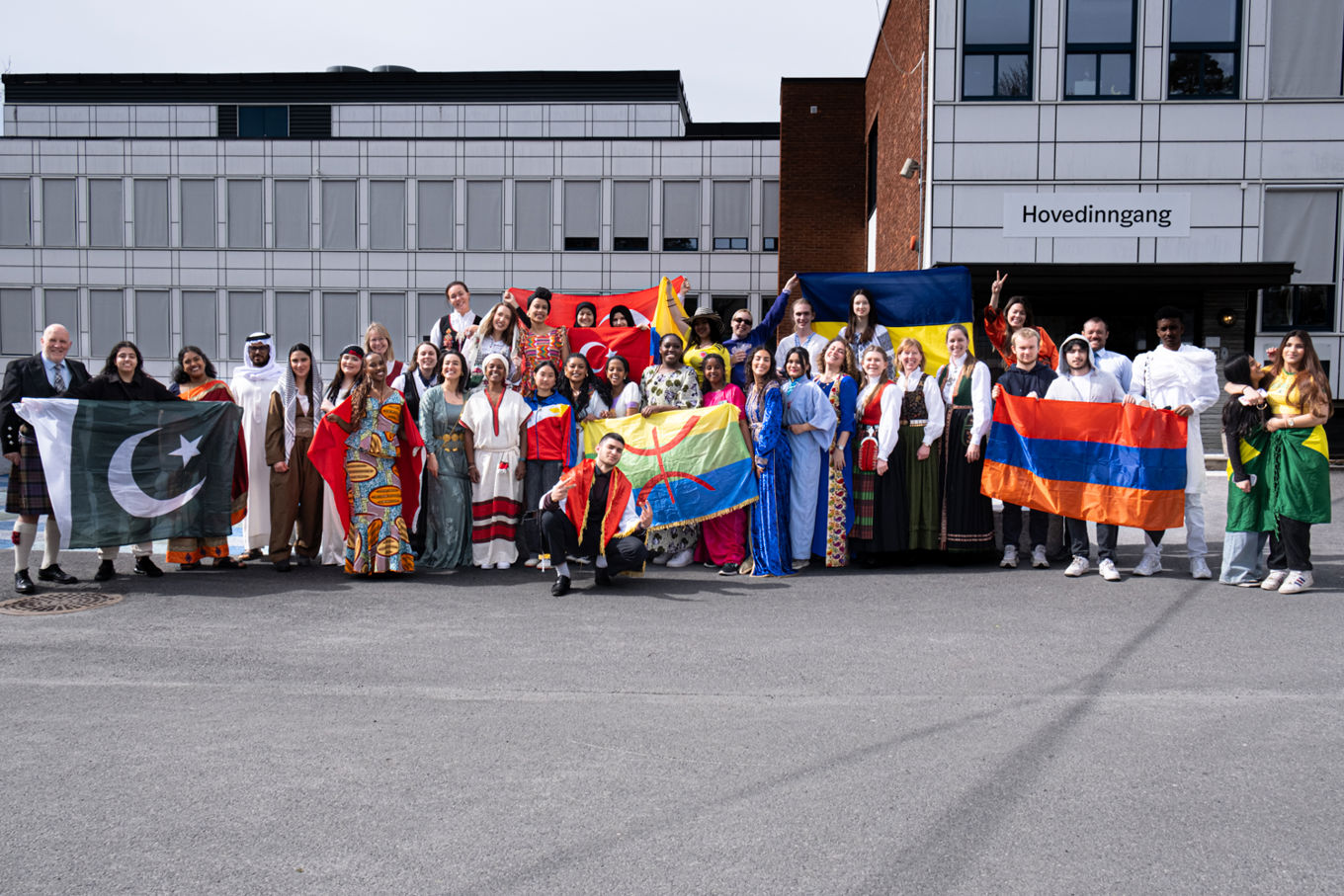 en gruppe mennesker som holder bannere