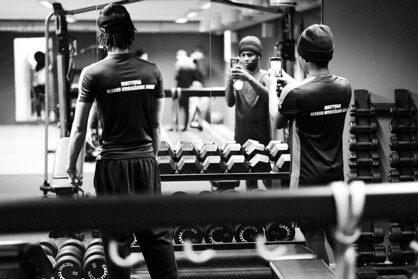 En gruppe mennesker som trener