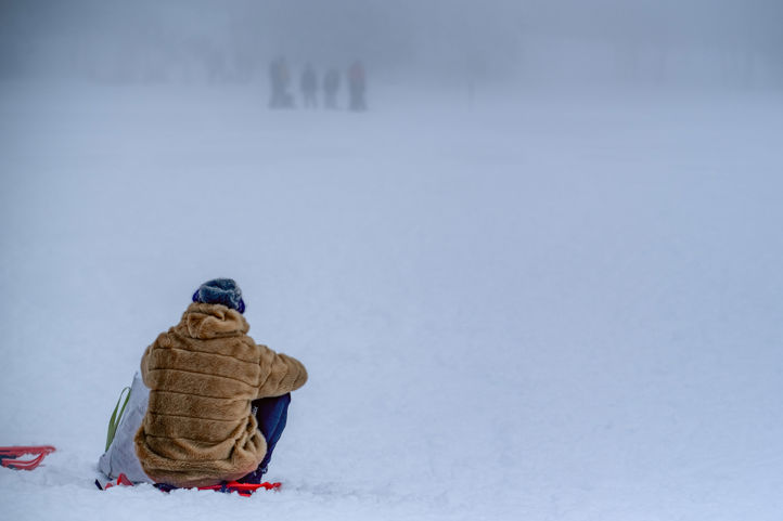 en person som sitter i snøen